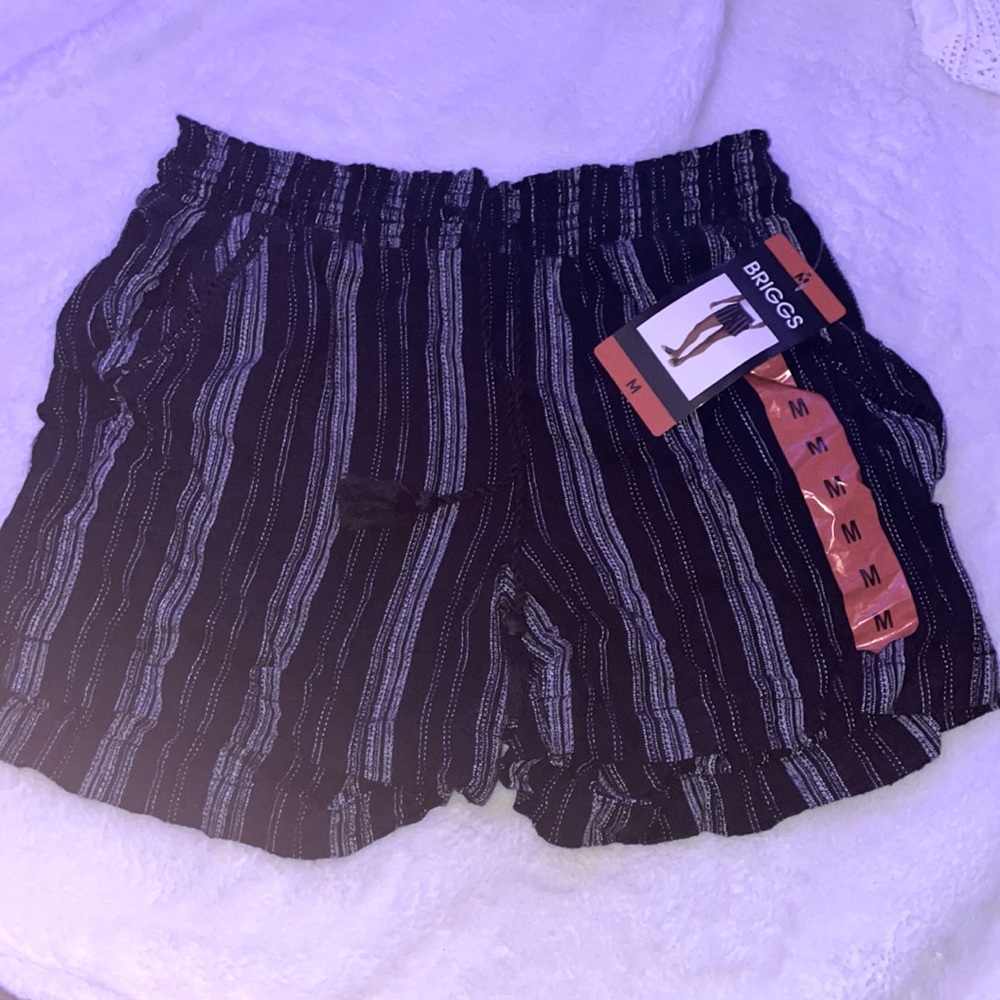 Black and white shorts, never been worn, still has tags, brand briggs, size M❤️